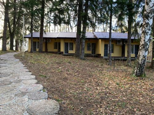 una casa gialla con un sentiero davanti di Мотел Тихия кът a Sofia