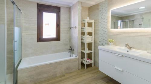 W łazience znajduje się wanna, umywalka i prysznic. w obiekcie Villa Yules-Moisés Vélez-Málaga by Ruralidays w mieście Vélez-Málaga