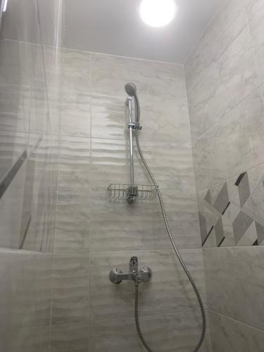 y baño con ducha con cabezal de ducha. en Мотел Тихия кът en Sofía