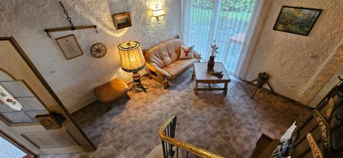 ein Wohnzimmer mit einem Sofa und einem Tisch in der Unterkunft Urheim Rose in Oy-Mittelberg