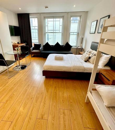een slaapkamer met een bed en een woonkamer bij V07 Fantastic Apt - 100m from Piccadilly Circus in Londen