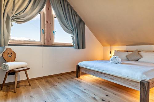 um quarto com uma cama e uma janela em Rotwandterhof Wohnung Nest em Barbiano