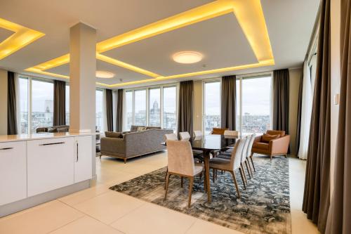 een keuken en een woonkamer met een tafel en stoelen bij Smartflats - Midi 33 in Brussel