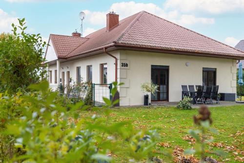 una casa con un prato davanti di Apartment "Senko" with Garden, close to Nature Reserve by Renters a Świnoujście