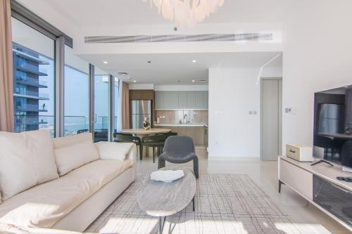 Posezení v ubytování New Stylish Modern Apartment /2BR Beachfront