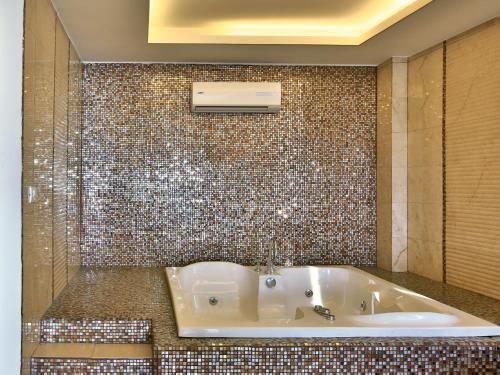 Ett badrum på Lamedina Hotel & Resort