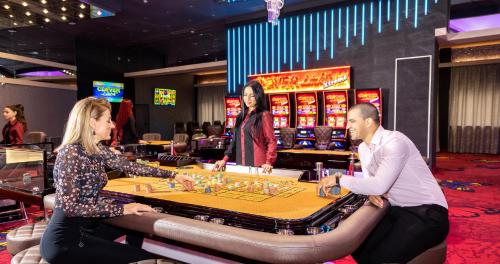Ein Mann und eine Frau spielen Roulette im Casino. in der Unterkunft Grand Hotel Plovdiv in Plowdiw