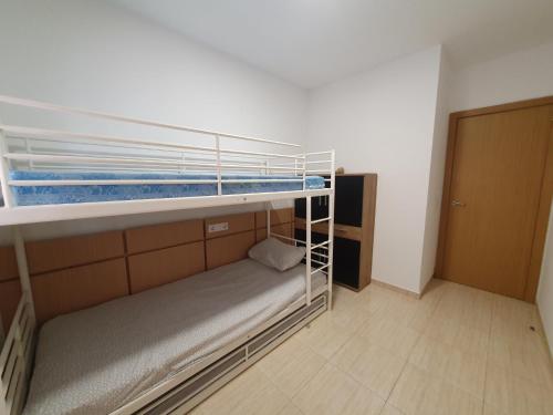 een kamer met 2 stapelbedden in een kamer bij Costa Azahar Bajo Nº 1009 in Oropesa del Mar