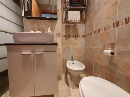 een badkamer met een wastafel en een toilet bij Costa Azahar Bajo Nº 1009 in Oropesa del Mar