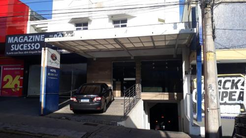Un coche está aparcado en un aparcamiento en MAGA PLAZA HOTEL, en São José do Rio Pardo