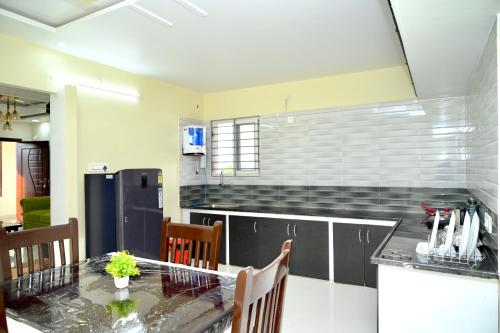 Dapur atau dapur kecil di Srivari Homestay