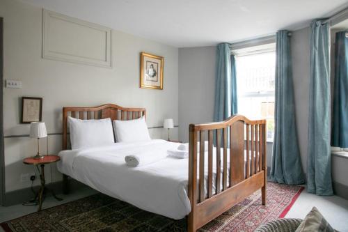 - une chambre avec un lit et une fenêtre dans l'établissement The North Laine Boutique Brighton, à Brighton et Hove
