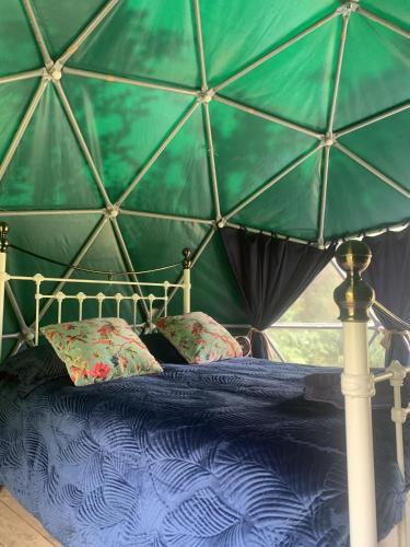 Postel nebo postele na pokoji v ubytování Ceridwen Glamping, double decker bus and Yurts