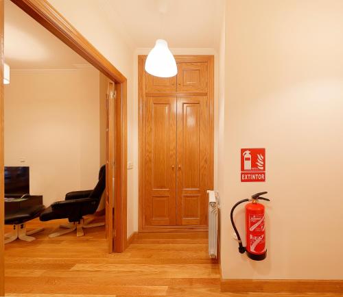 a room with a fire hydrant next to a door at Casco Histórico-Catedral in Oviedo