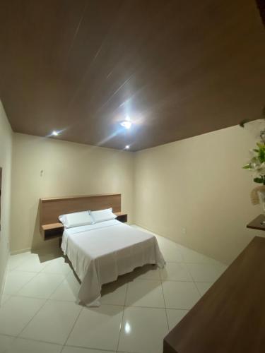 um quarto com uma cama grande num quarto em Casa GMafra em Rio de Contas