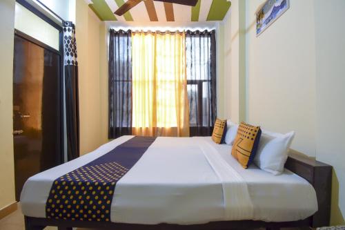 Cama ou camas em um quarto em OYO Patiala Guest House