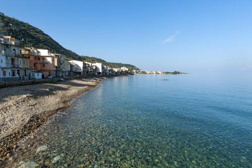 Blick auf einen Strand mit Häusern und das Wasser in der Unterkunft Casa Antonella Caronia Marina in Caronia Marina
