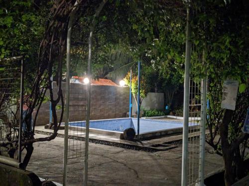 een zwembad in een tuin 's nachts bij VistaBerge in Bagac