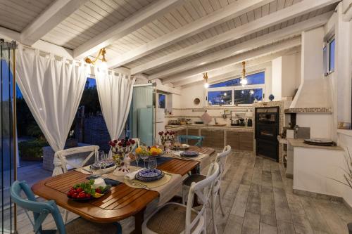 a kitchen and dining room with a table and chairs at Villa Alexandra - IsulaTravel in Ispica