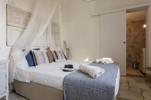 a bedroom with a large white bed with a blanket at Villa Alexandra - IsulaTravel in Ispica