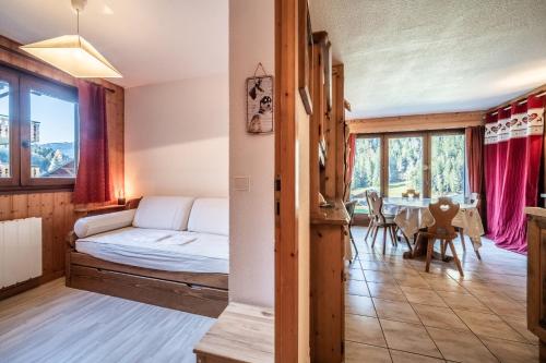 ein Schlafzimmer mit einem Bett und ein Esszimmer mit einem Tisch in der Unterkunft Appartement T3 Chatel in Châtel
