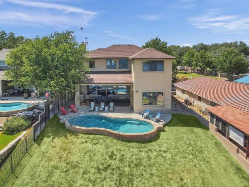 Πισίνα στο ή κοντά στο 119 Christopher Concierge Services Available
