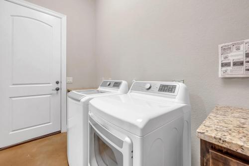 Φωτογραφία από το άλμπουμ του 119 Christopher Concierge Services Available σε Kingsland