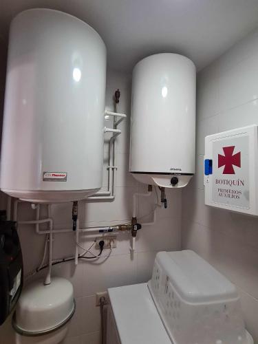 a bathroom with a white toilet and a sink at Apartamento Bronce in Riópar