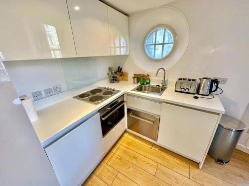 Ett kök eller pentry på V09 Fantastic Apartment - 100m from Piccadilly Circus