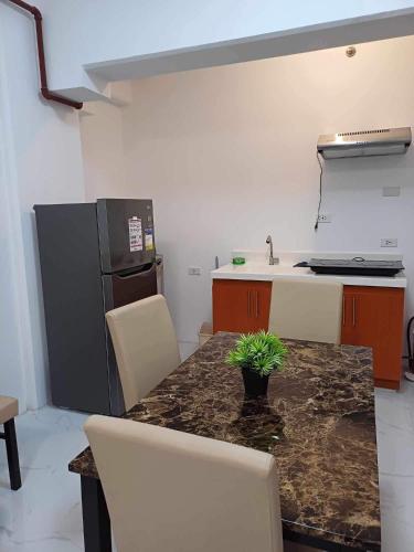 Una cocina o cocineta en M&M Royal Oceancrest Mactan