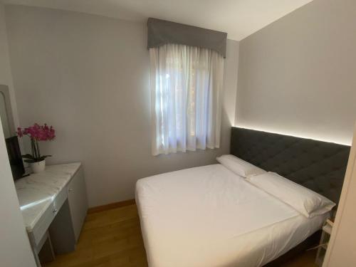 a small bedroom with a bed and a window at Park Hotel Villa Giustinian in Mirano
