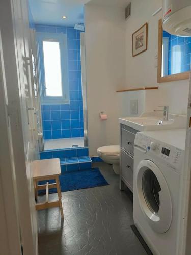 La salle de bains est pourvue d'un lave-linge et d'un lavabo. dans l'établissement Appartement calme et lumineux à Clichy, à Clichy