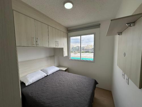 una piccola camera con letto e finestra di TrevizZo Allianz Parque a San Paolo