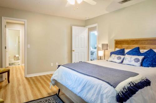 Voodi või voodid majutusasutuse Life's a Breeze - Updated 3BR 5min to Pcola Beach toas