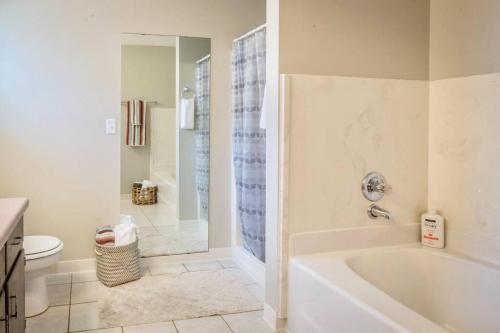 Life's a Breeze - Updated 3BR 5min to Pcola Beachにあるバスルーム