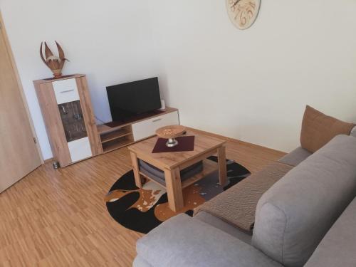 - un salon avec un canapé et une table basse dans l'établissement Appartement Grössing, à Gröbming