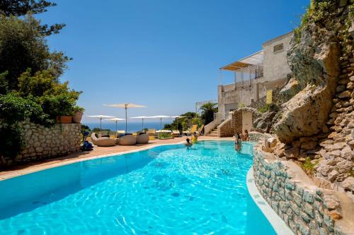 - une piscine d'eau bleue dans un complexe dans l'établissement Hotel La Floridiana, à Capri