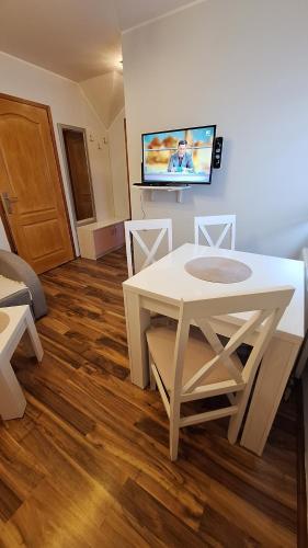 Μια τηλεόραση ή/και κέντρο ψυχαγωγίας στο Apartments Katarina
