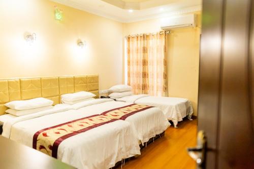 Una cama o camas en una habitación de Abuharee Grand