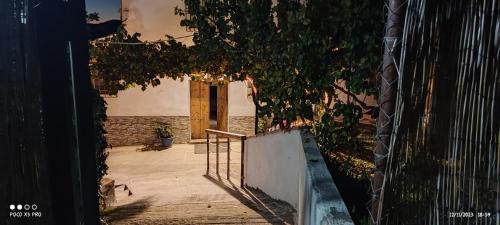 una entrada a una casa con una puerta y un árbol en Casa Rural CUARTELILLOS, en Sabariego