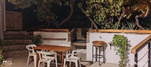 einen Holztisch und Stühle auf einer Terrasse in der Unterkunft Casa Rural CUARTELILLOS in Sabariego