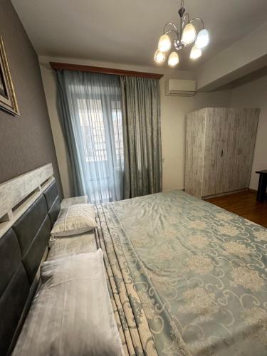 una camera con un grande letto e una finestra di SS Hotel a Yerevan
