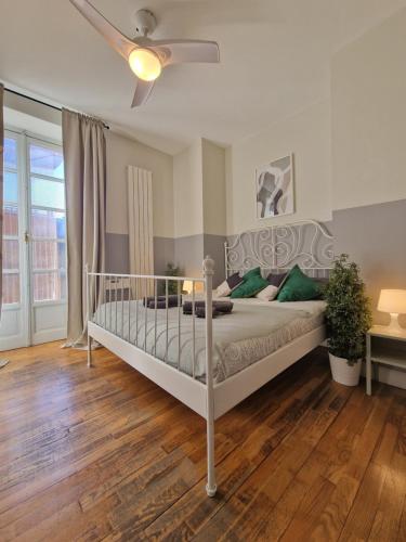 una camera con letto e ventilatore a soffitto di Casa Colter a Torino