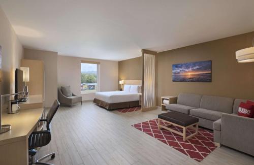 pokój hotelowy z łóżkiem i kanapą w obiekcie Hyatt Place Managua w mieście Managua