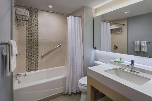 łazienka z umywalką, wanną i toaletą w obiekcie Hyatt Place Managua w mieście Managua