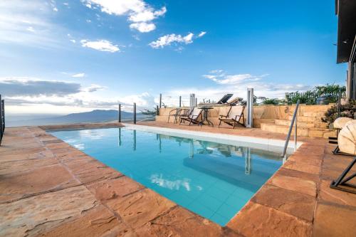 Tulia Villas, 3 and 4 bedroom Villas, Champagne Ridgeの敷地内または近くにあるプール