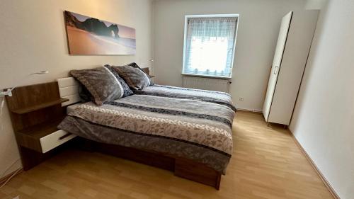 Ένα ή περισσότερα κρεβάτια σε δωμάτιο στο Holiday am Marktplatz Freudenstadt