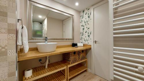 a bathroom with a sink and a mirror at RentalSevilla en Jardines de Murillo in Seville