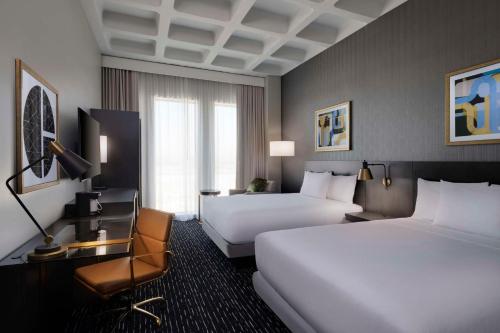 Habitación de hotel con 2 camas y escritorio en Hyatt Place LAX/Century BLVD en Los Ángeles