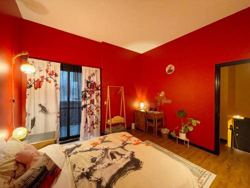 1 dormitorio con paredes rojas y 1 cama. en Lu Yao Inn OP en Calgary